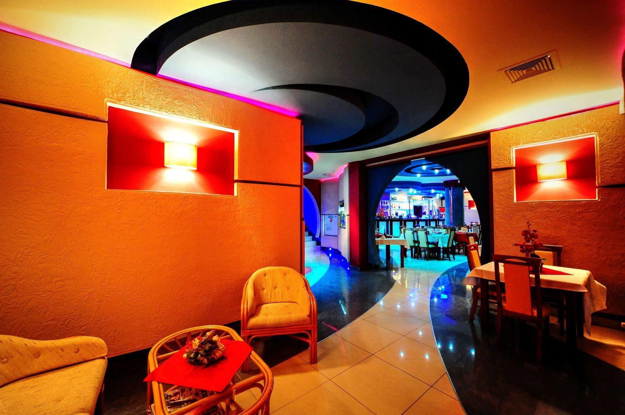 Hotel Spinaker Леба Екстериор снимка