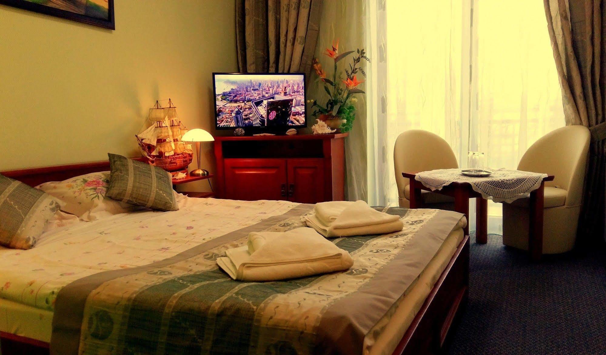 Hotel Spinaker Леба Екстериор снимка